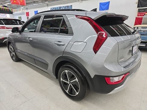 Used 2023 Kia Niro EX FWD image 4