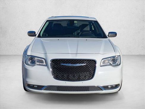 Used 2017 Chrysler 300 C image 2