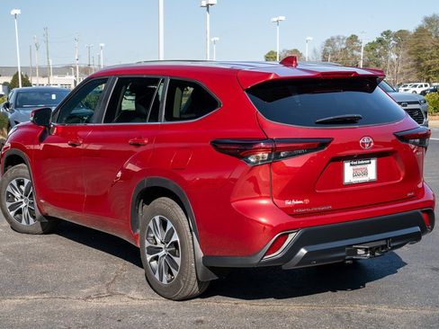 Certified 2025 Toyota Highlander XLE image 3