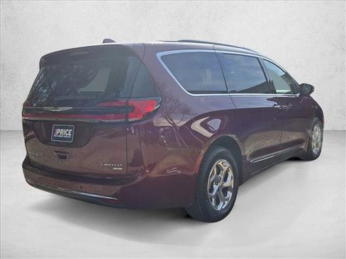 Used 2021 Chrysler Pacifica Limited AWD/4WD image 5