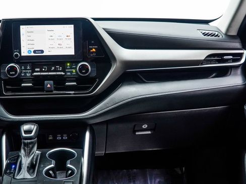 Used 2023 Toyota Highlander LE FWD image 17