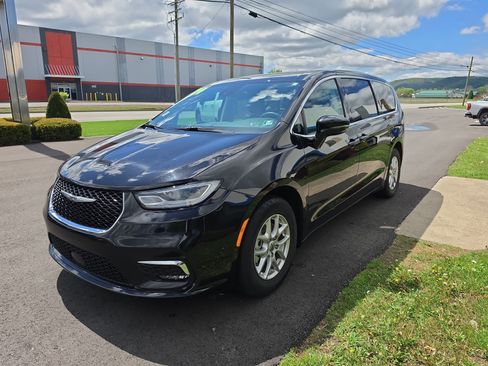 Used 2024 Chrysler Pacifica Touring-L FWD image 8