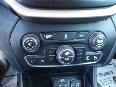 Used 2014 Jeep Cherokee Limited image 16