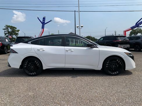 Used 2026 Nissan Sentra SR w/ Floor Mat Package FWD image 2