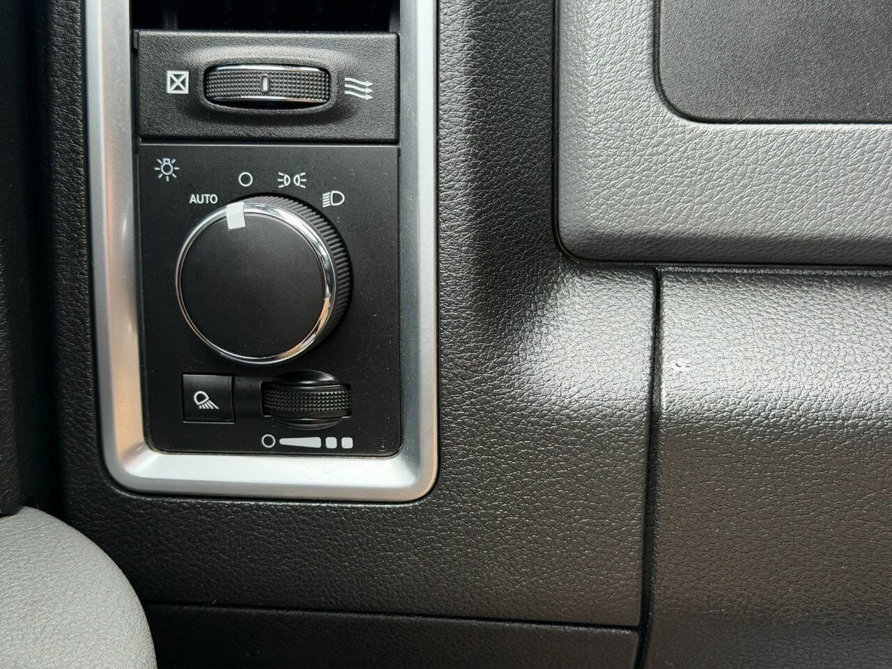 Used 2018 RAM 1500 Classic SLT AWD/4WD image 32