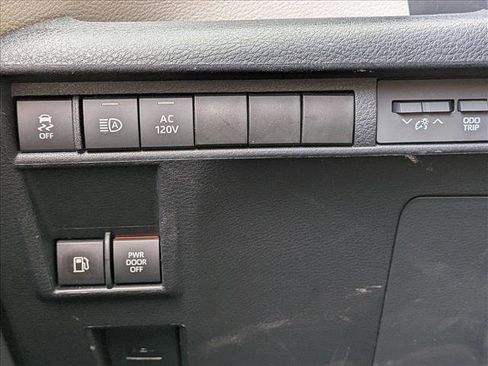 Used 2022 Toyota Sienna XLE image 11