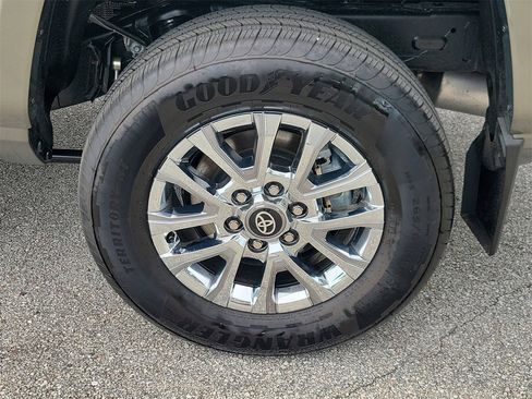 Used 2025 Toyota Tacoma Limited image 5