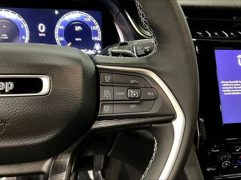 Used 2025 Jeep Grand Cherokee Laredo X w/ Luxury Tech Group I image 12