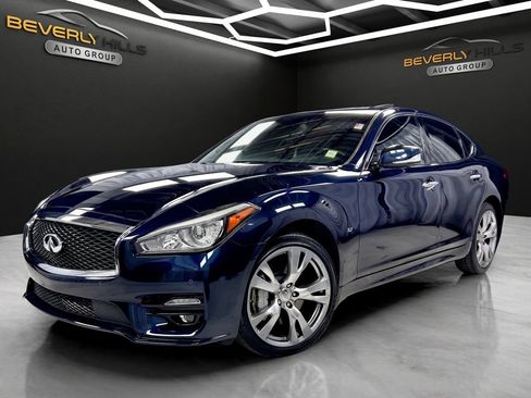 Used 2018 INFINITI Q70 Luxe w/ Sport Package AWD/4WD image 1