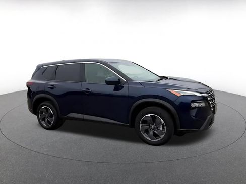 Used 2025 Nissan Rogue SV FWD image 2