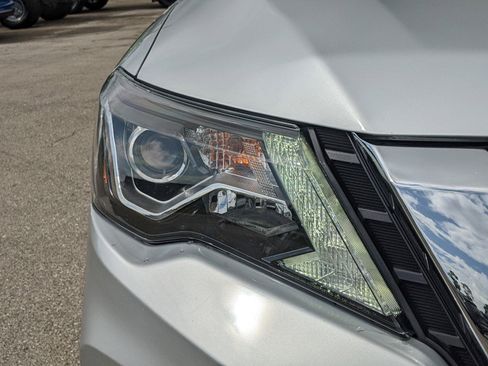 Used 2019 Nissan Pathfinder SV image 8