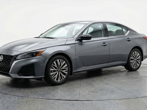 Used 2025 Nissan Altima 2.5 SV image 3