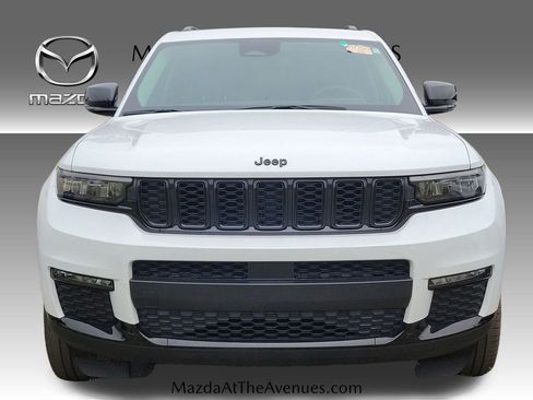 Used 2023 Jeep Grand Cherokee L Limited w/ Black Appearance Package AWD/4WD image 4