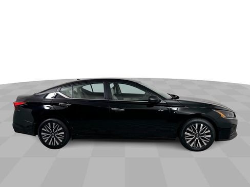 Used 2025 Nissan Altima 2.5 SV FWD image 9