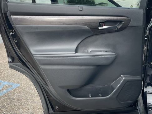 Used 2022 Toyota Highlander Platinum image 10