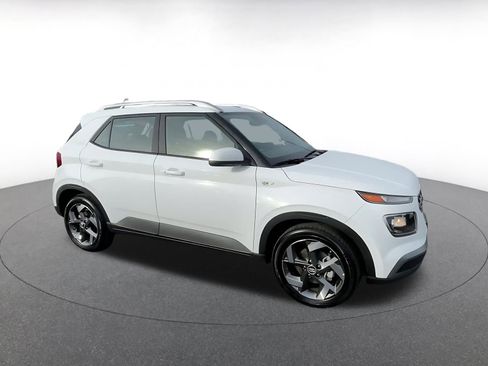 Used 2025 Hyundai Venue SEL image 2