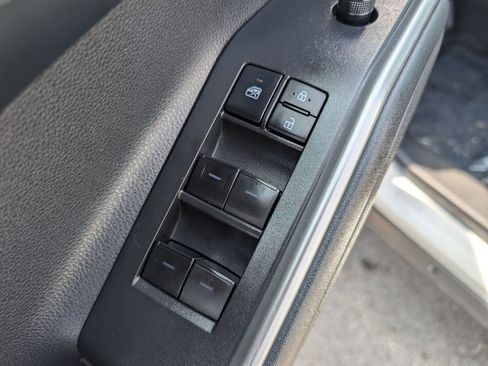 Used 2022 Toyota Highlander XLE AWD/4WD image 16