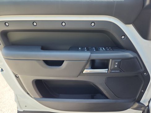 Used 2025 Land Rover Defender 130 S image 22