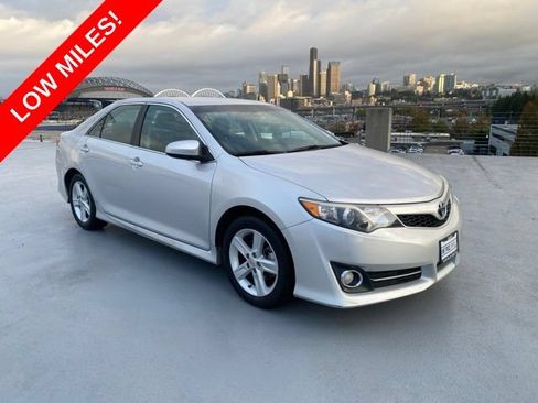 Used 2014 Toyota Camry SE FWD image 1