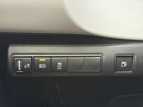 Used 2025 Toyota Corolla SE image 18