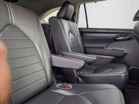 Used 2021 Toyota Highlander XLE image 20