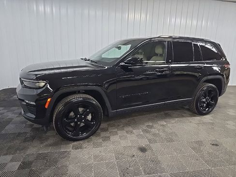 Used 2023 Jeep Grand Cherokee Limited w/ Black Appearance Package image 6