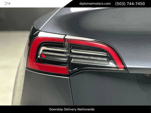 Used 2022 Tesla Model Y Long Range image 11
