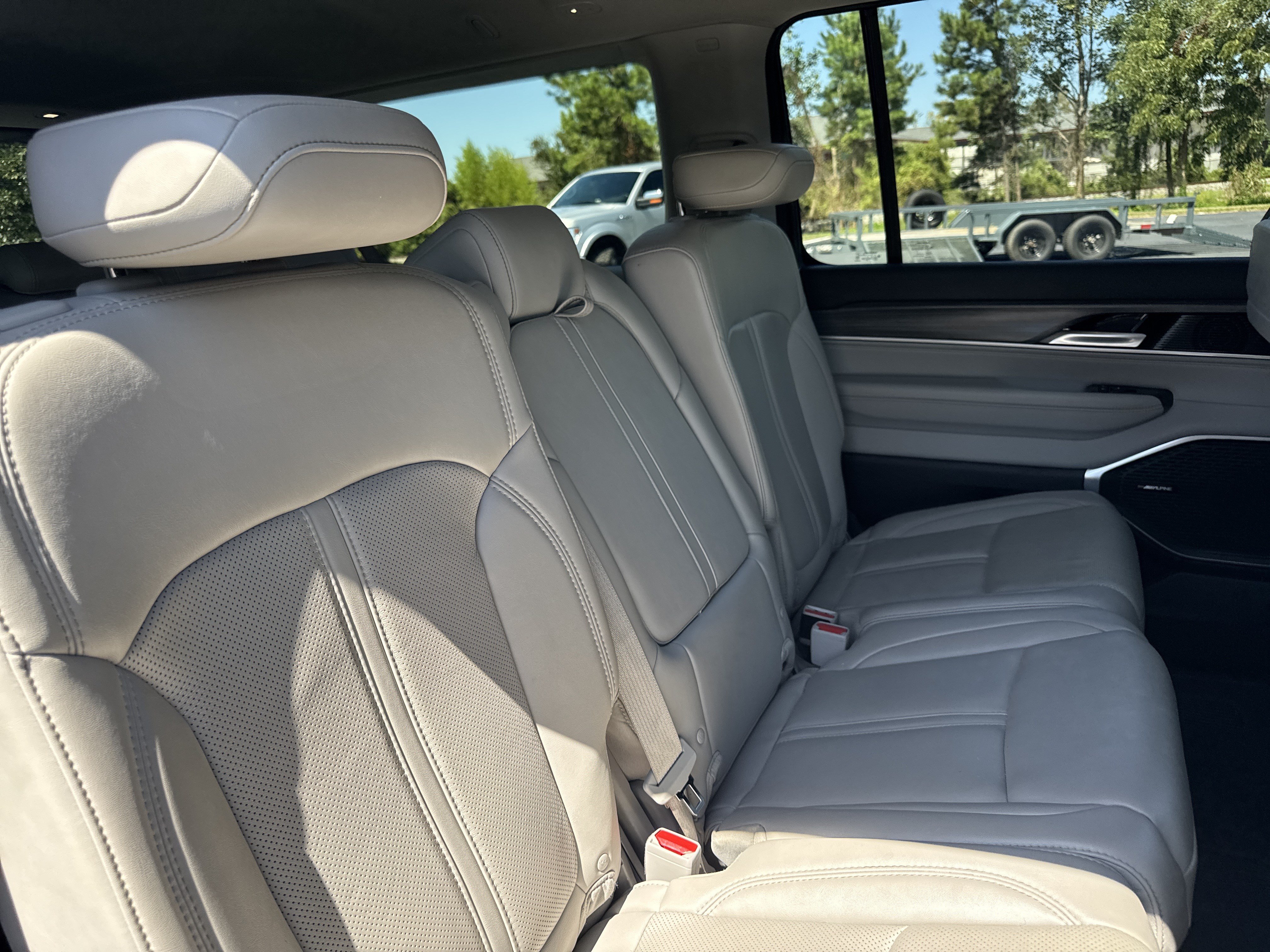 Used 2024 Jeep Wagoneer L Series II AWD/4WD image 33