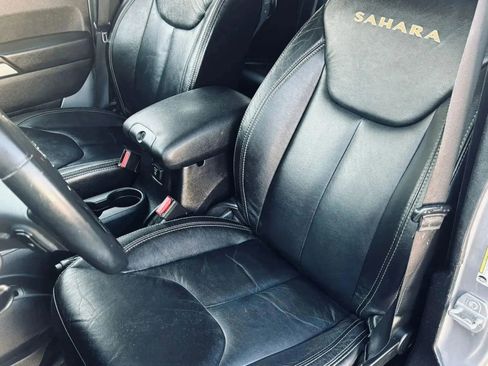 Used 2014 Jeep Wrangler Unlimited Sahara w/ Dual Top Group AWD/4WD image 21