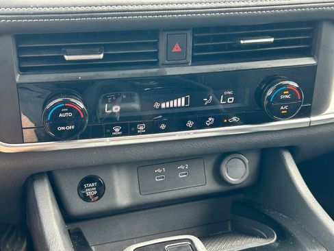 Used 2025 Nissan Rogue SV image 27