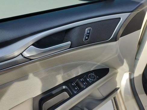 Used 2017 Ford Fusion SE image 15