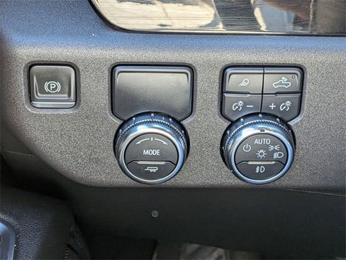 Used 2024 GMC Sierra 1500 SLT image 18