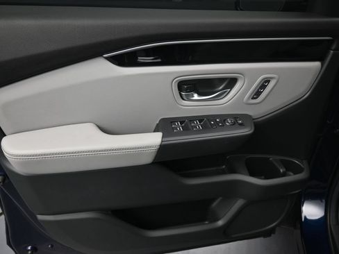 Used 2025 Honda Pilot Touring image 10