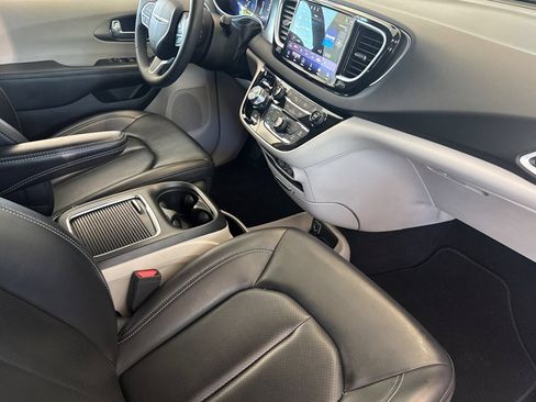Used 2023 Chrysler Pacifica Touring-L FWD image 20