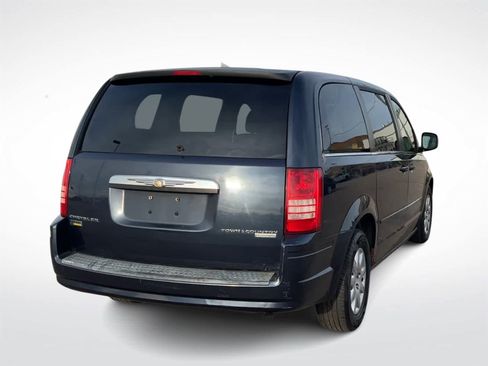 Used 2009 Chrysler Town & Country LX image 8