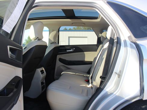 Used 2018 Ford Edge Titanium w/ Technology Package image 15