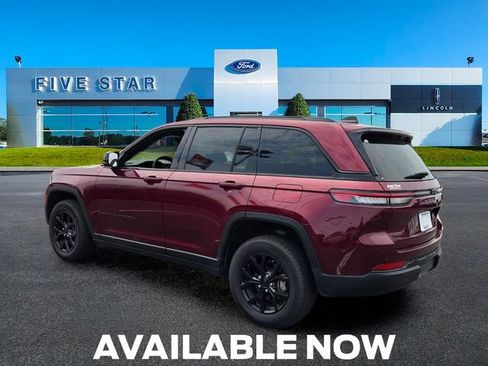 Used 2025 Jeep Grand Cherokee Altitude AWD/4WD image 5