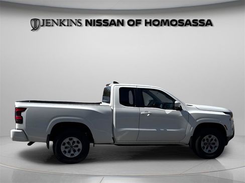 Used 2024 Nissan Frontier SV image 9