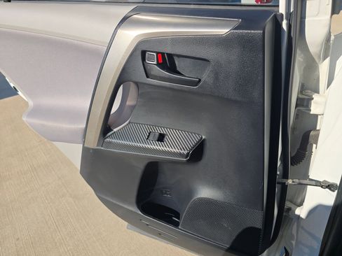 Used 2013 Toyota RAV4 XLE image 23