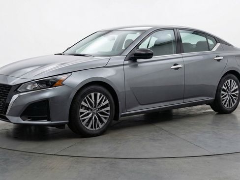 Used 2025 Nissan Altima 2.5 SV image 3