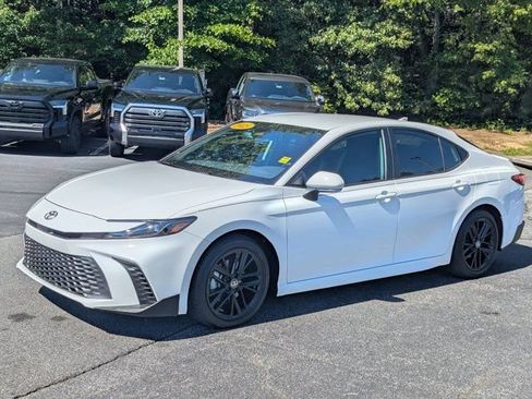 Used 2025 Toyota Camry SE w/ Convenience Package FWD image 3