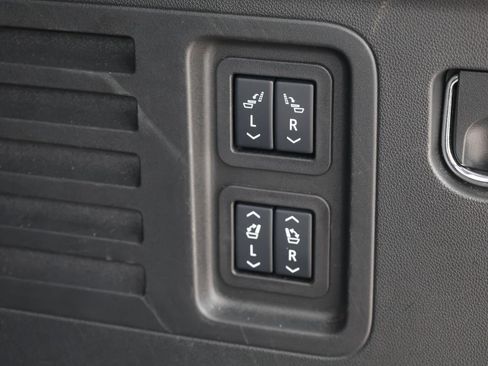 Used 2025 Chevrolet Traverse RS FWD image 9