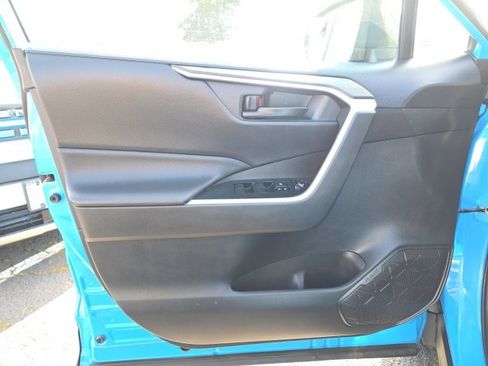 Used 2020 Toyota RAV4 LE w/ Carpet Mat Package image 8