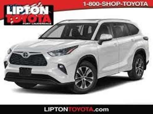 Used 2023 Toyota Highlander Platinum FWD image 1