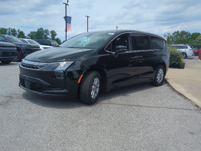 New 2027 Chrysler Pacifica Select FWD image 5