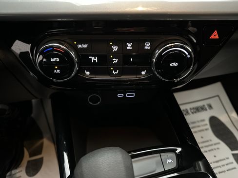 Used 2025 Chevrolet Trax LT w/ LT Convenience Package image 30