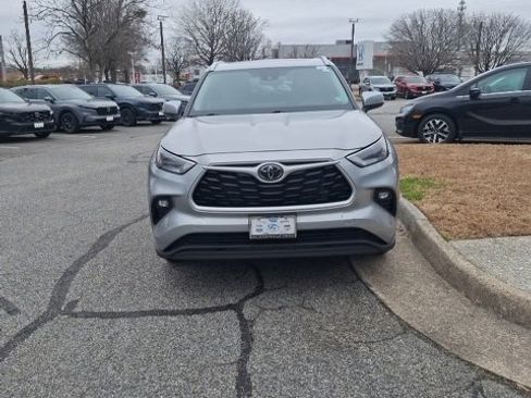 Used 2024 Toyota Highlander LE image 2
