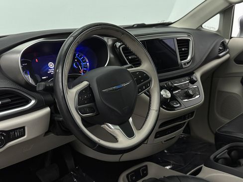 Used 2018 Chrysler Pacifica Limited w/ Advanced Safetytec Group FWD image 10
