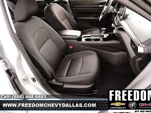 Used 2024 Nissan Altima 2.5 SV FWD image 11