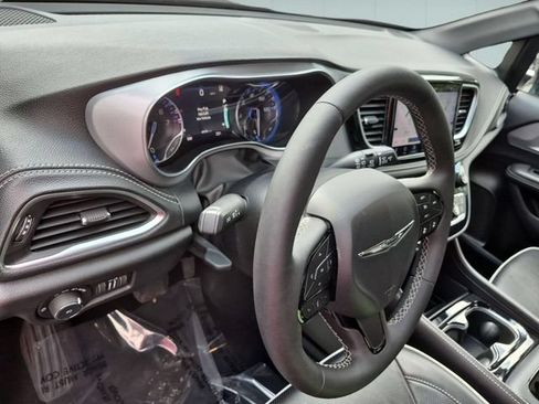 Certified 2025 Chrysler Pacifica Limited FWD image 11